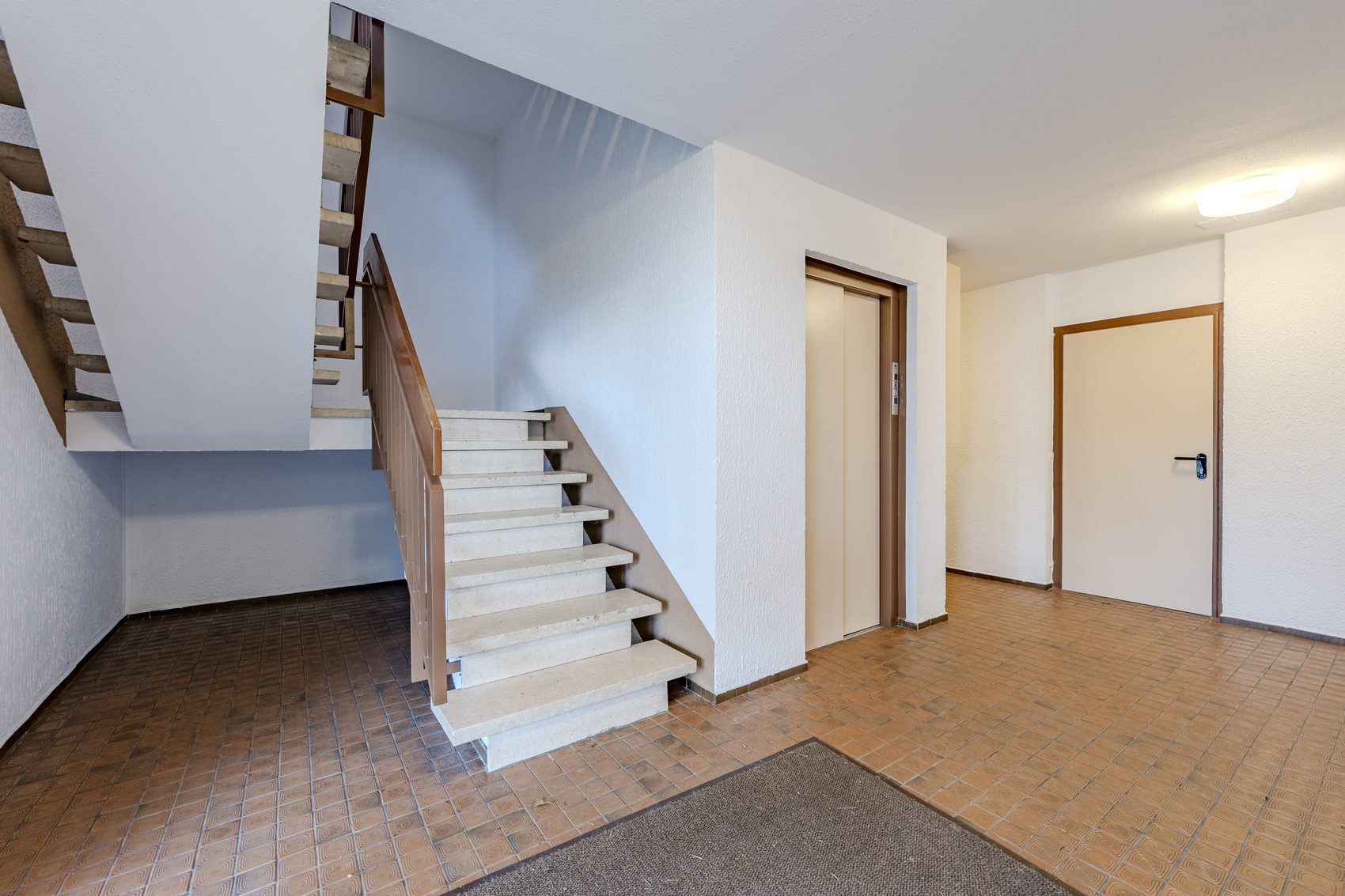 Frisch gestrichenes Treppenhaus in Tamm