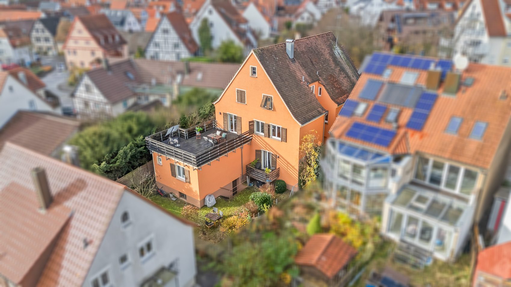 Saniertes Mehrfamilienhaus aus dem Bestand — Luftaufnahme