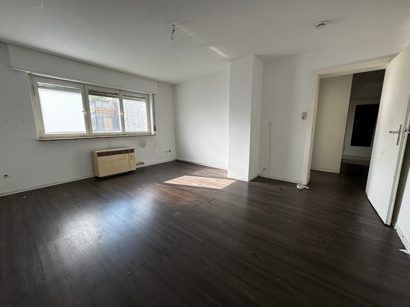 Wohnzimmer in Stuttgart-Bad Cannstatt vor der Sanierung