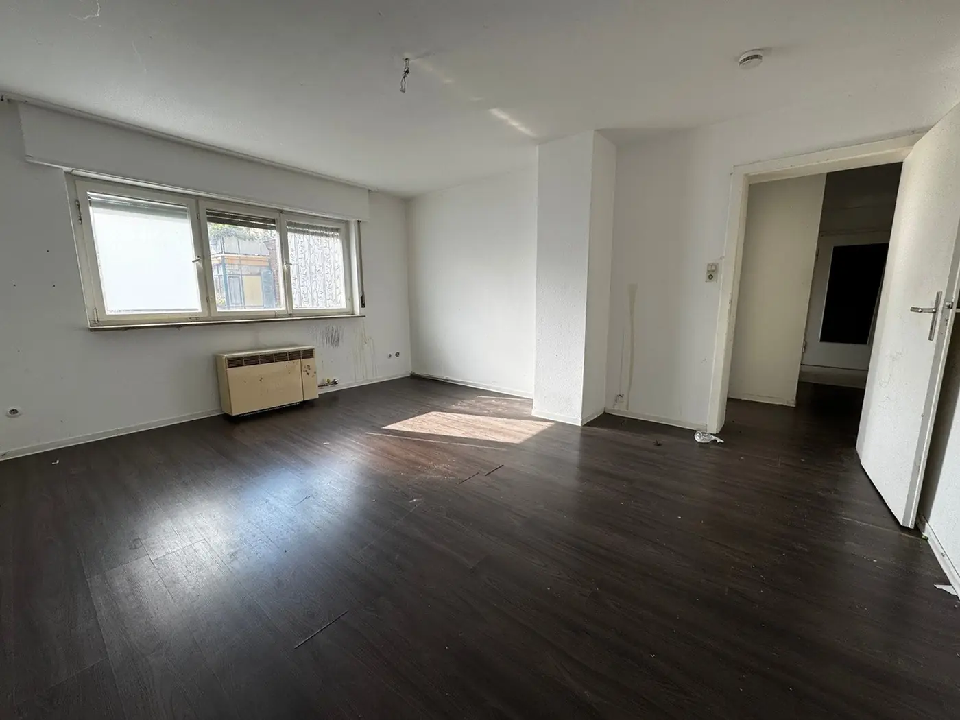 Wohnzimmer in Stuttgart-Bad Cannstatt vor der Sanierung